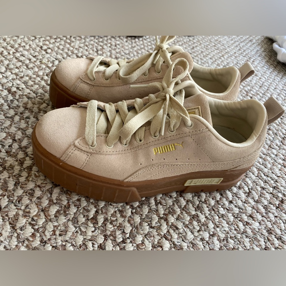 Women’s puma sneakers- lightly worn and in good condition
